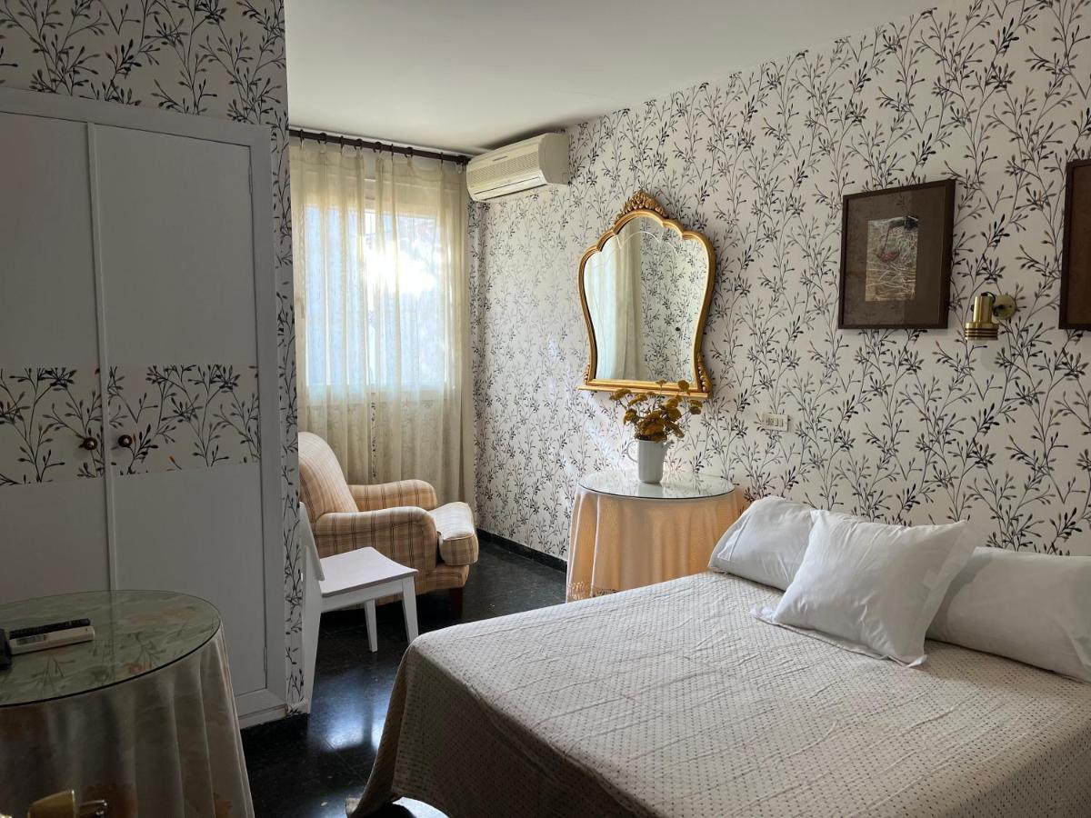 ברבסטרו Hostal Pirineos מראה חיצוני תמונה