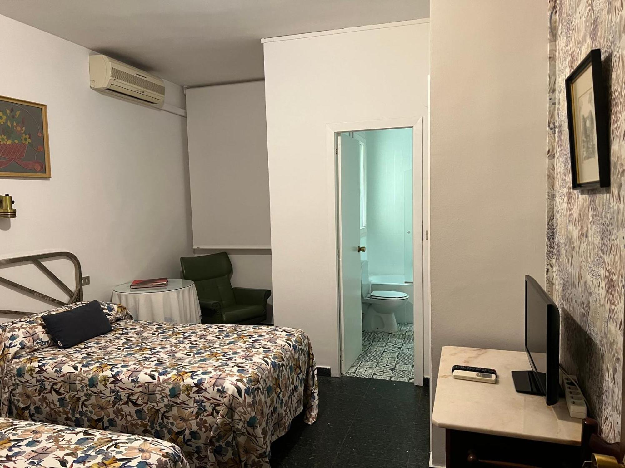 ברבסטרו Hostal Pirineos מראה חיצוני תמונה