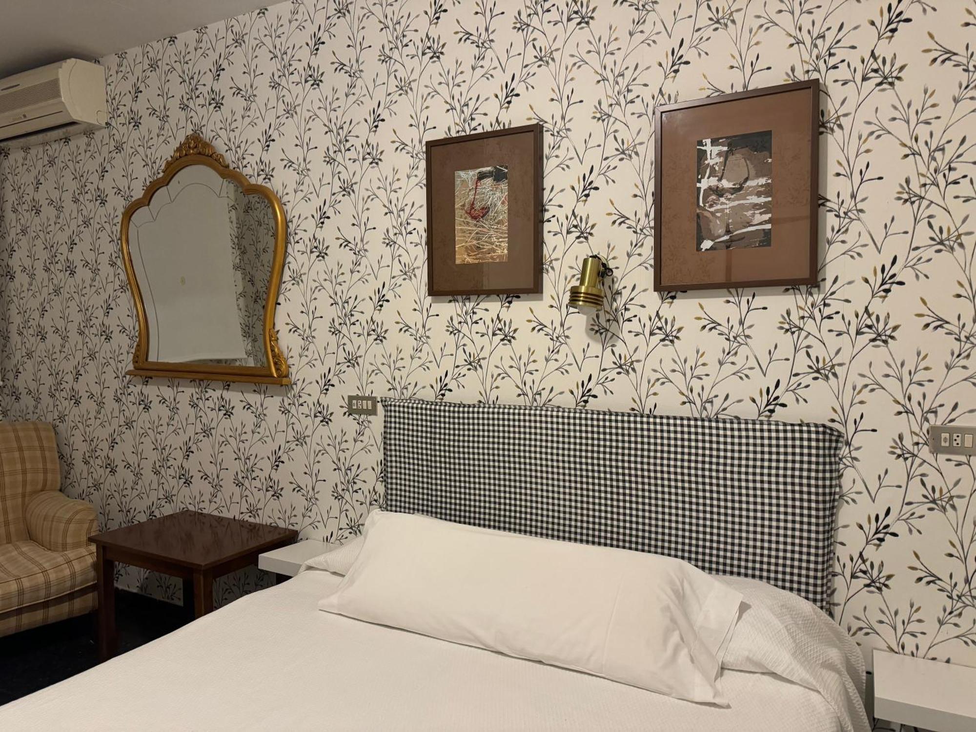 ברבסטרו Hostal Pirineos מראה חיצוני תמונה