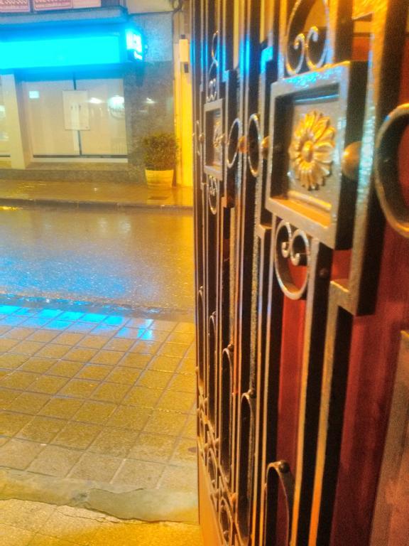 ברבסטרו Hostal Pirineos מראה חיצוני תמונה