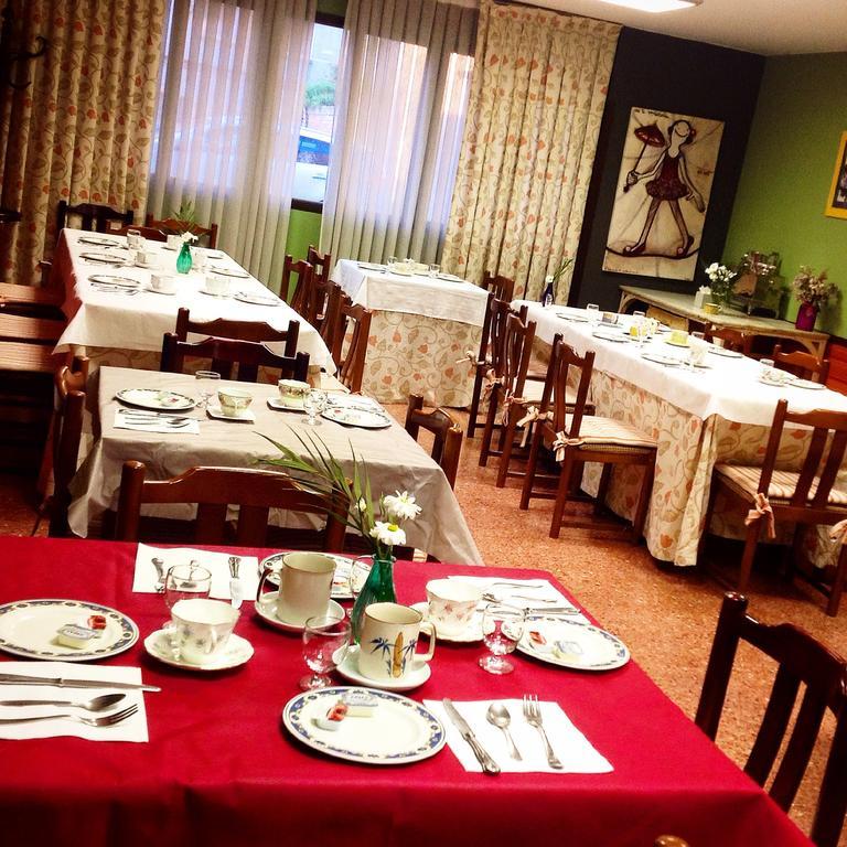 ברבסטרו Hostal Pirineos מראה חיצוני תמונה