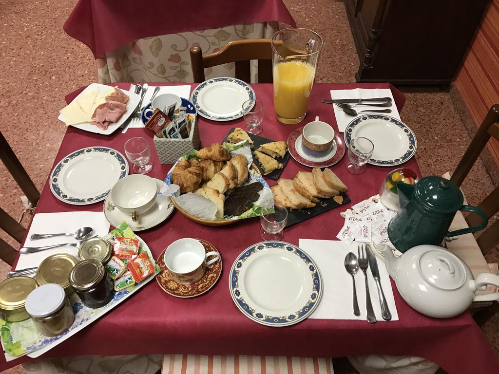 ברבסטרו Hostal Pirineos מראה חיצוני תמונה