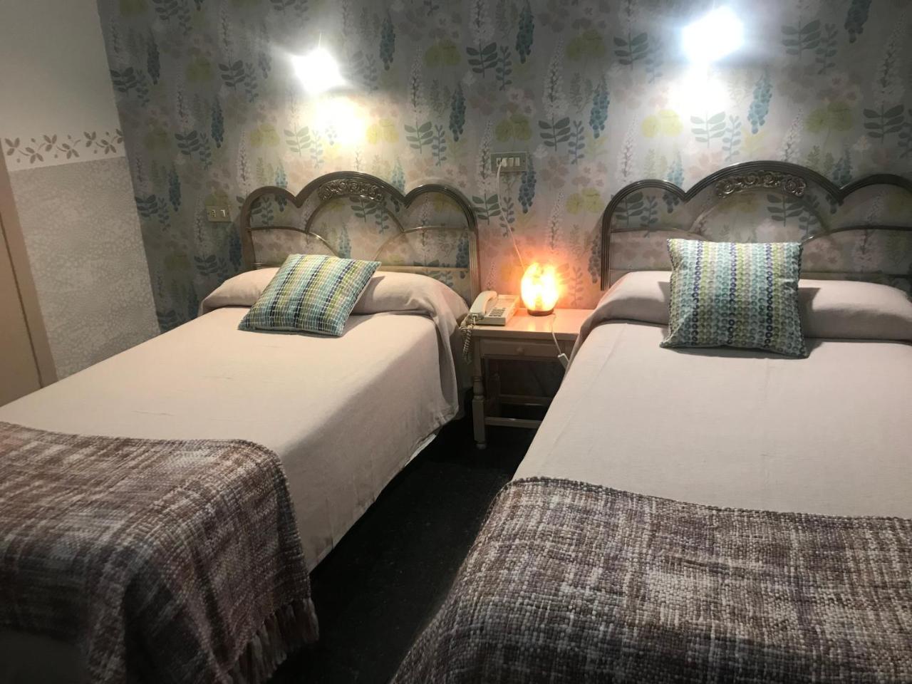 ברבסטרו Hostal Pirineos מראה חיצוני תמונה