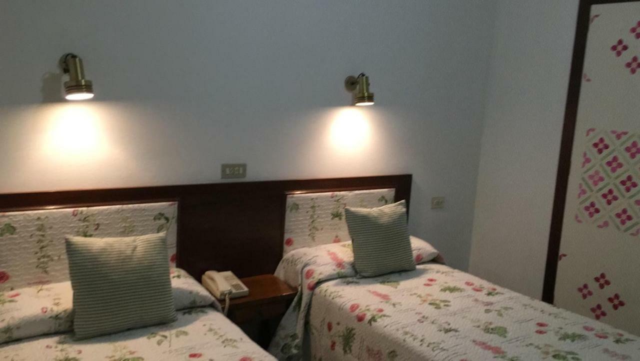 ברבסטרו Hostal Pirineos מראה חיצוני תמונה